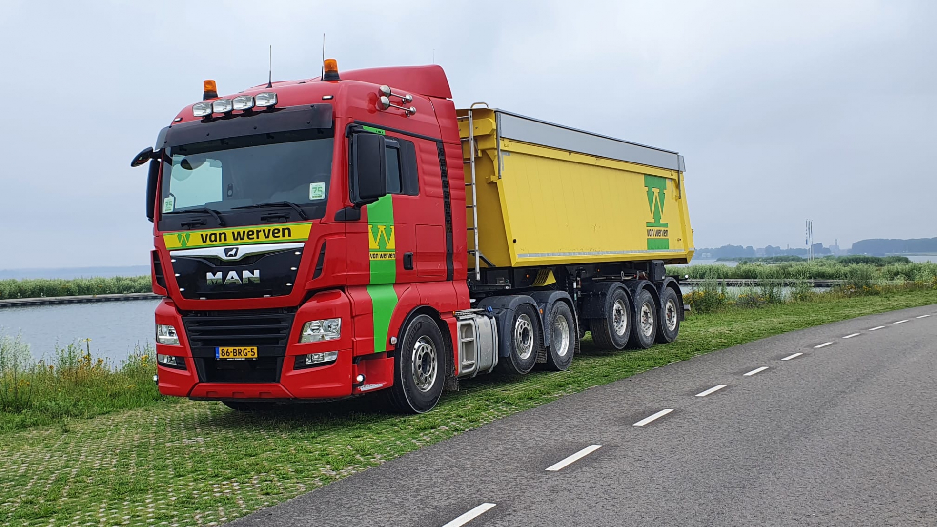 Vrachtwagen met kiptrailer